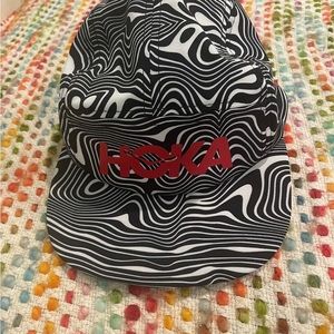 HOKA ALL-GENDER PERFORMANCE HAT
Black/White with Red logo